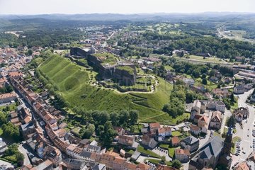 Luftaufnahme der Zitadelle von Bitche in der Moselle