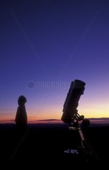 Astronom sieht den Himmel in der Nähe seines Teleskops Frankreich