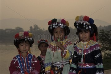 Kinder des Akha -Stammes am Rande des Thailand Mekong
