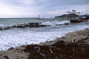 Riesige Wellen während eines Sturms auf dem Mittelmeer Frankreich