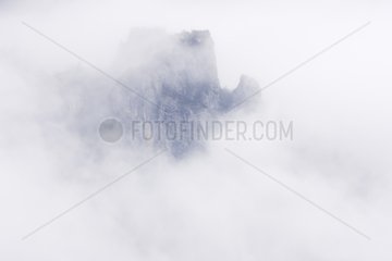 Rougon Village im Nebel Gorges du Verdon Frankreich