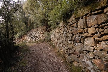 Weg um eine Steinmauer umgehen