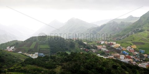Wohn- und landwirtschaftliche Landschaft im Berge Teneriffa Canary