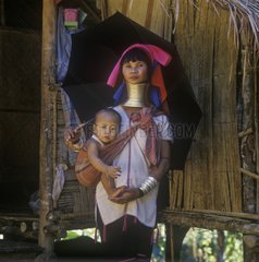 'Long-Neck' Frau des Padaung Stammes und ihres Sohnes Thailand