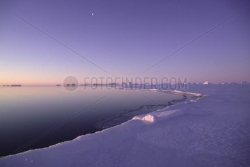 Coucher de soleil sur la banquise Terre Adélie Antarctique