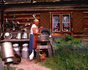 Femme lavant des pots à lait en Dalécarlie Suède
