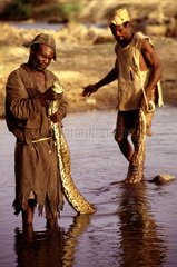 Braconnier avec un python de Sebae au Cameroun