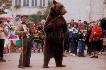 Montreur d'ours dans une foire en Bulgarie