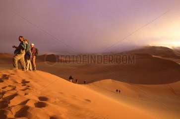 Touristes dans le désert du Namib en Namibie