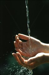 Mains et eau