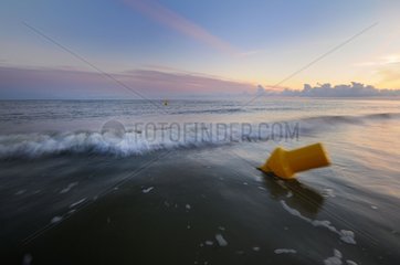 Strand in Villiers-sur-mer mit Aufgabe bei Sonnenaufgang