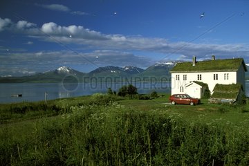 Maison traditionnelle sur fond de fjord à Tromso Norvège