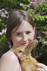 Mädchen mit einem Kaninchen auf der Schulterlandsasse Frankreich