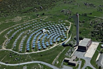 Luftaufsicht der Solaranlage themis in Font-romeu Frankreich