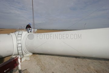 Assembly of pale of a wind mill on the nacelle France