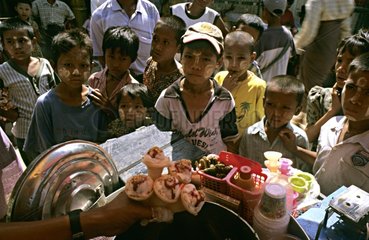 Kinder vor einem EisverkÃ¤ufer Myanmar