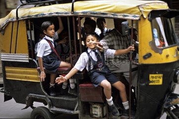 Schulkinder im Scooter Amritsar Punjab India