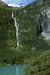 Flush -Wasserfall des Jotedalsbreen Norwegen Gletscher