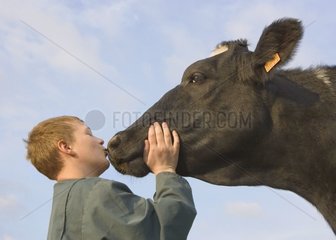 Junge küsst eine Kuh Frankreich [at]