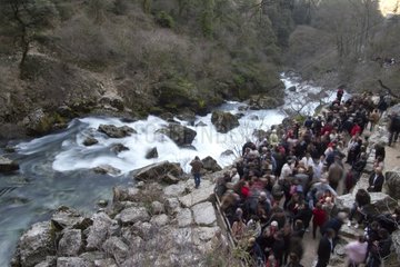 Crowd in front of the outlet of the Fontaine de Vaucluse