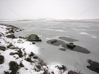 San AndÃ©ol Lake im Winter Aubrac Frankreich gefroren