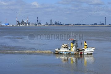 Sammeln von Ölproben pro Sieb über dem Loire River