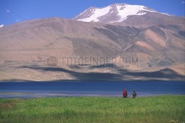 Bauernfrauen am Ufer des Tsomoririri Ladakh Indienseesee