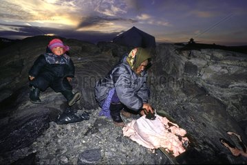 Inuits nettoyant des peaux de phoques Nuvavik Canada