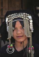 Frau Akha Pala mit einer Kappe von Ketten Laos gehalten