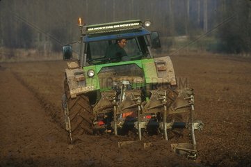 Tracteur labourant en Picardie en France
