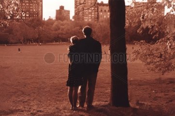 Couple enlacé dans Central Park New York