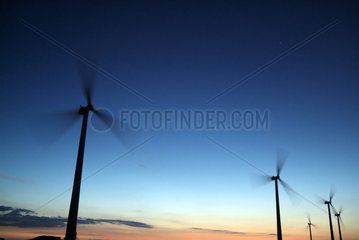 Windmühlen in der Abenddämmerung in Fécamp Haute-Normandie Frankreich