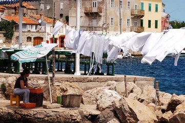 Leinentrocknung auf einem Draht in einem Hafen der Insel Cres Croat