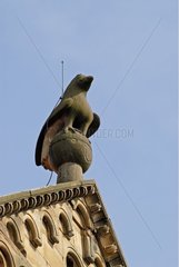 Blitzleiter auf einer Skulptur auf einem Kirchendach Frankreich befestigt