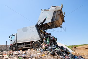 Müllwagen entladen in einer Müllkippe