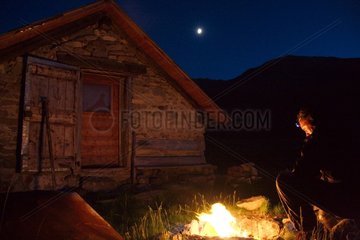 Alpenhütte und Lagerfeuer im Tal der Ubaye