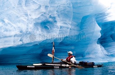 Kayak de mer et paroi d'un iceberg échoué Groenland