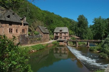 Kaskade und Häuser in den Schluchten von Dourdou Aveyron