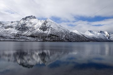 Schneebedeckte Berge an der KÃ¼ste von Nordsee Norwegen