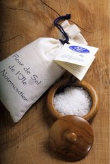 Salzfleur von Noirmoutier in einer Sachet- und Salzkiste