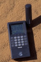GPS auf den Sand platziert