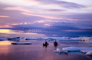 Kayak de mer dans Eclipe sund la nuit Arctique canadien