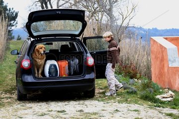 Golden retriever and a young boy before leaving home