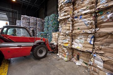 Handling of bales of recycled cardboard and plastic