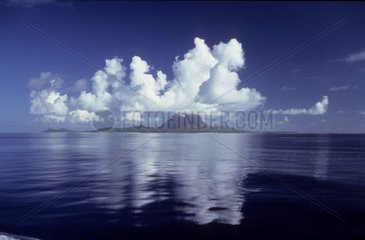 Wolken und Reflexionen im Pazifischen Ozean Bora Bora Polynesien