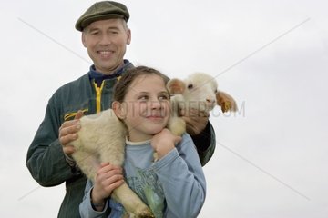 Stockbreeder und Mädchen mit einem Lamm Frankreich [at]
