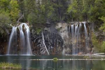 Wasserfälle  die einen See in einem Colorado USA Canyon versorgen