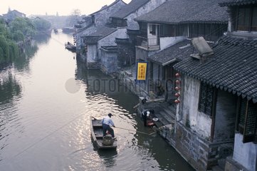 Stadt Xitang am Rande von Wasser und Bootsmann China