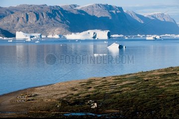 Schwimmender Eisberg in einer nordöstlichen Küste von Grönland [at]