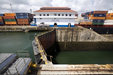 Gatun lockert den Panamakanal